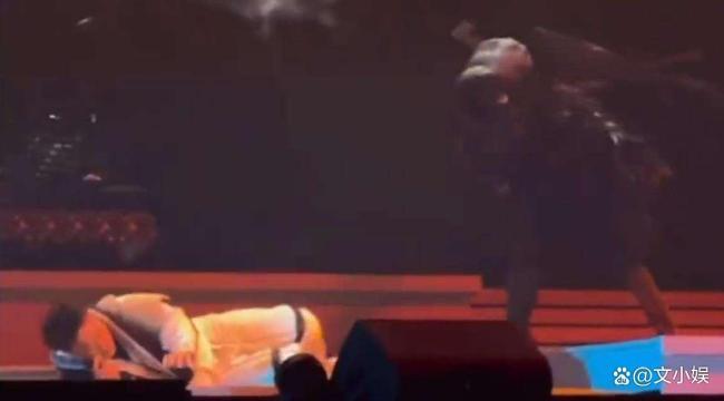 为何陈奕迅演唱会老是摔倒 敬业精神引发热议