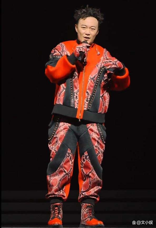 配资知名股票配资渠道 为何陈奕迅演唱会老是摔倒 敬业精神引发热议